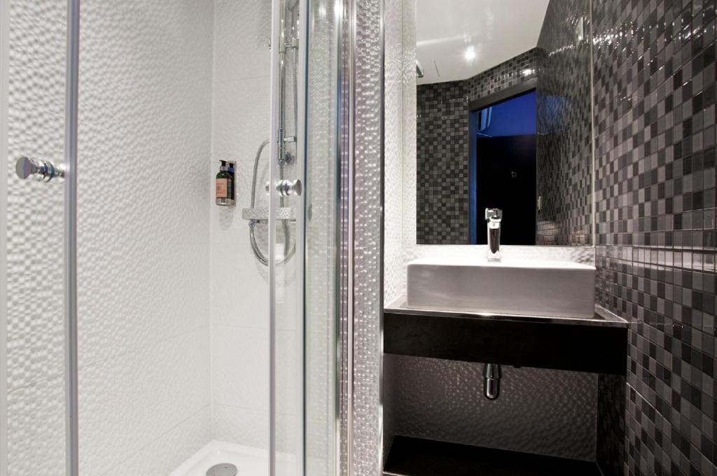 Hotel des Savoies Lyon Perrache - Resim 8