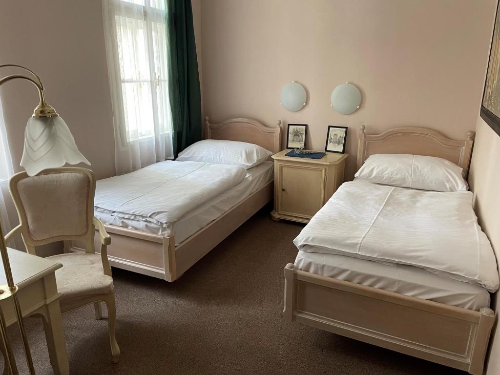 U Cervene zidle - Red Chair Hotel - Economy Twin Room