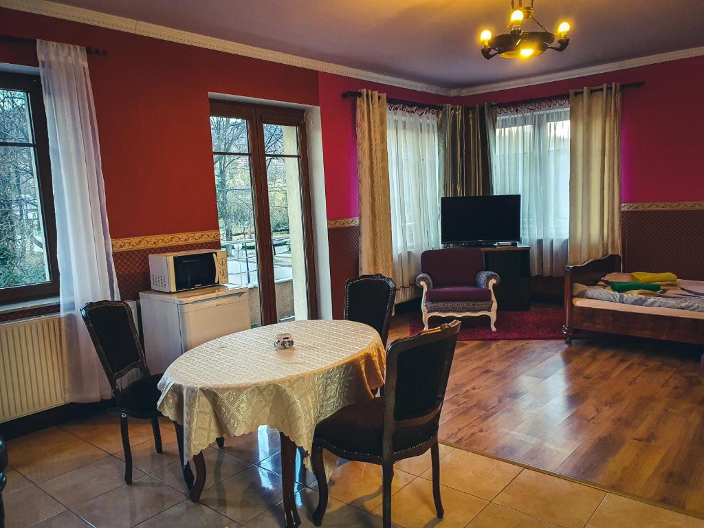 TV a/nebo společenská místnost v ubytování Apartamenty nad Wisłą Renesans