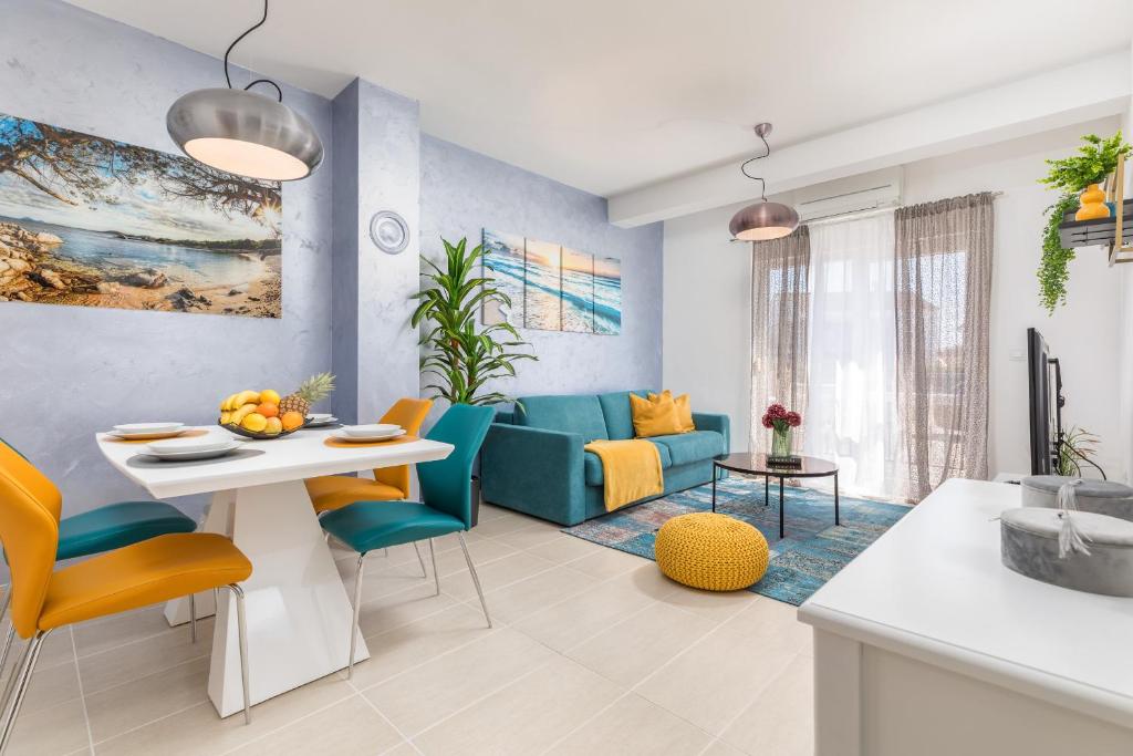 een woonkamer met een bank en een tafel bij Apartment Mila in Fažana