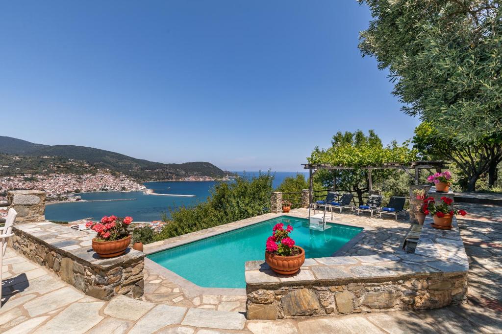 Bazén v ubytování Villa Nina Skopelos- Private Pool - Magnificent Views nebo v jeho okolí