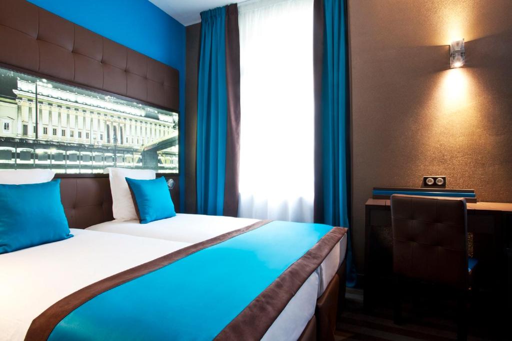 Postel nebo postele na pokoji v ubytování Hotel des Savoies Lyon Perrache