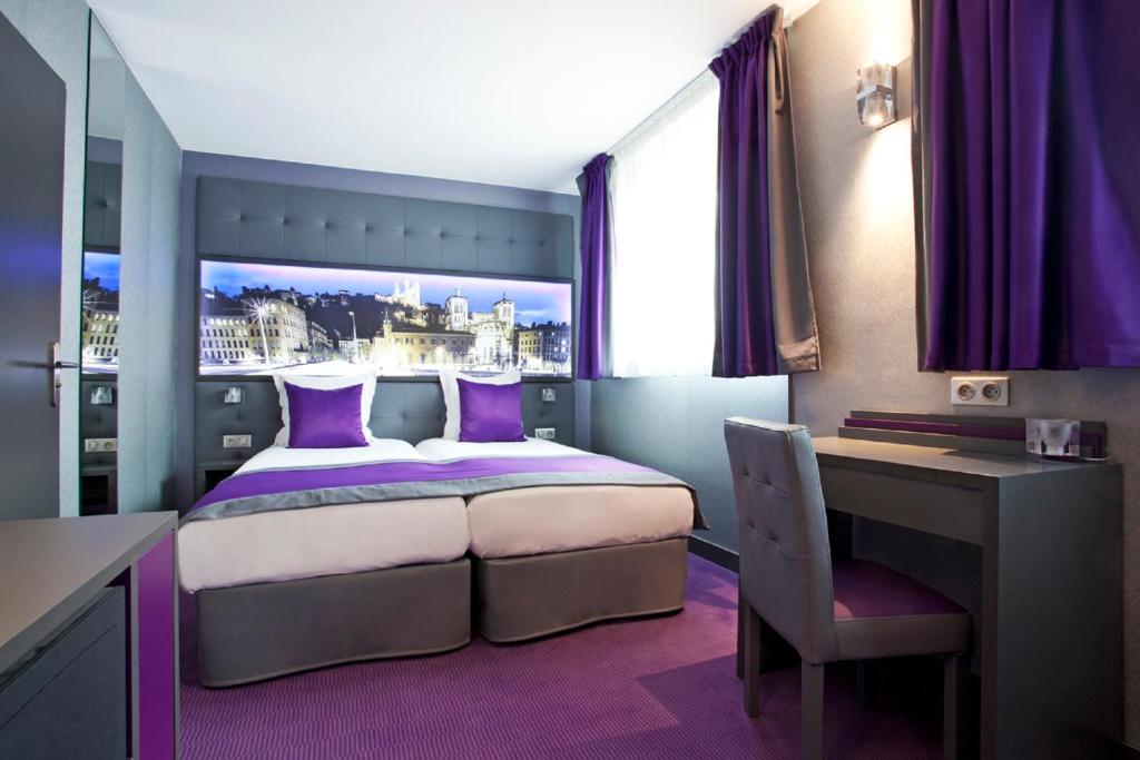 Postel nebo postele na pokoji v ubytování Hotel des Savoies Lyon Perrache