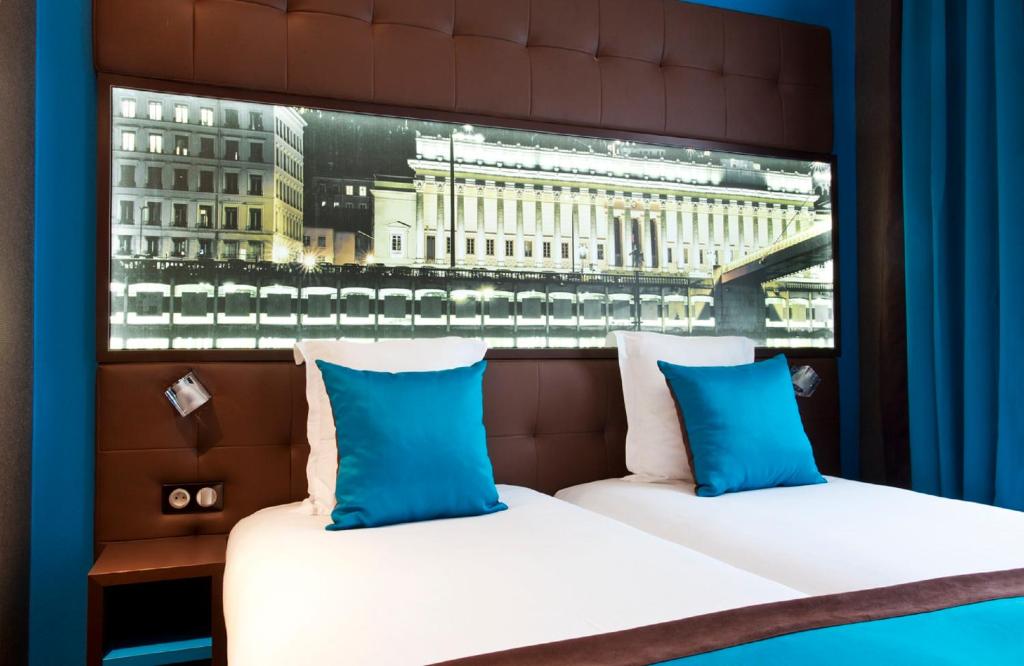 Postel nebo postele na pokoji v ubytování Hotel des Savoies Lyon Perrache