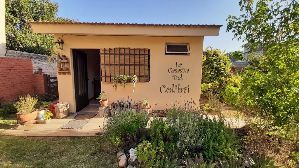 een klein huis met een bord erop bij La casita del colibri in Cordoba