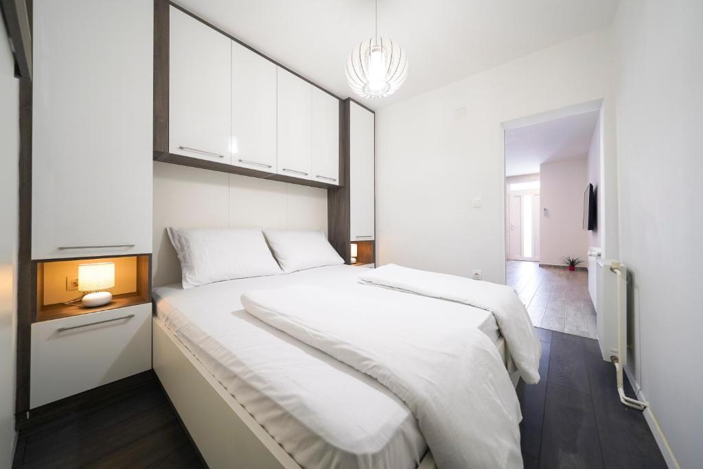 Posteľ alebo postele v izbe v ubytovaní Modern Apartments with Loggia Terrace and Parking
