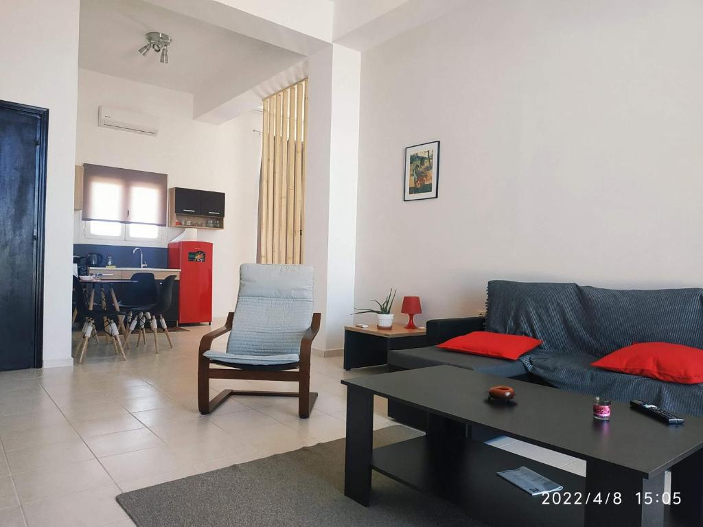 Posezení v ubytování STUDIOS POSEIDONIA apartments 50 & 70 sqm with sea view