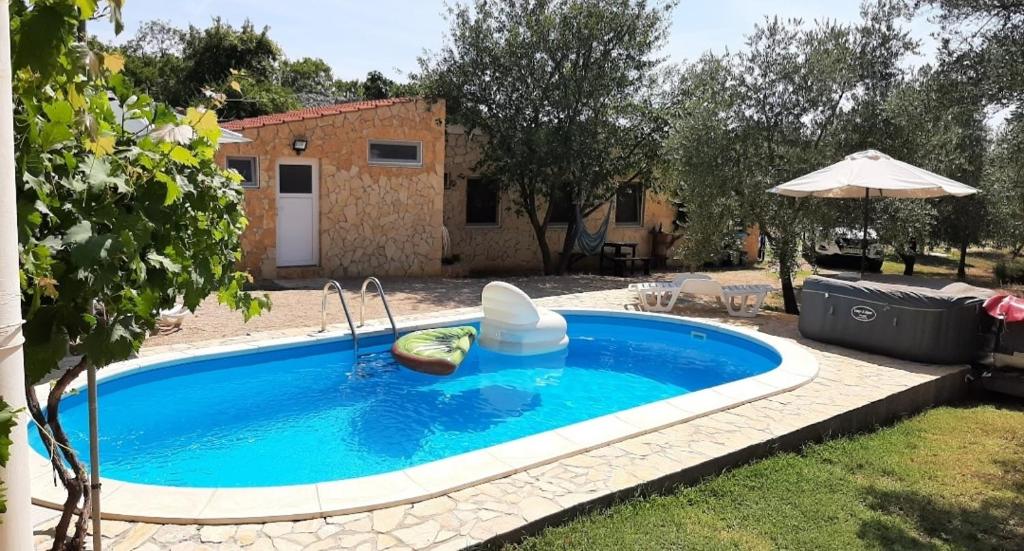 Basen w obiekcie Holiday House Pulina lub w pobliżu