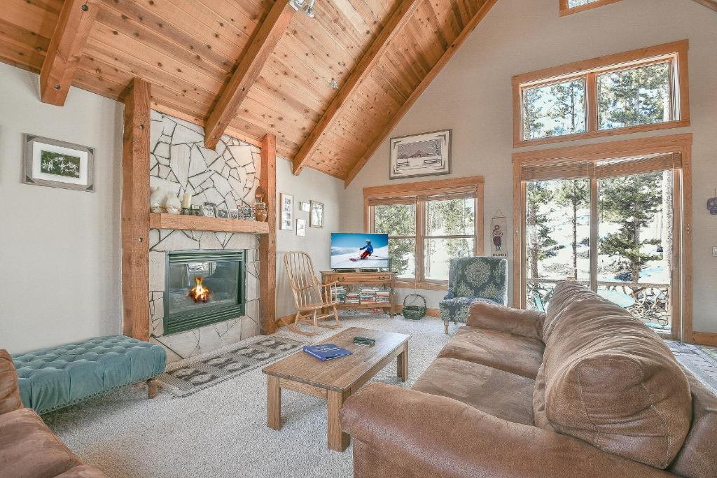 sala de estar con sofá y chimenea en Cabin In The Pines 11, en Keystone