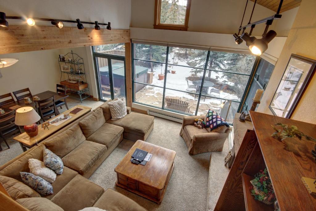 - Vistas a la sala de estar con sofá en Ski Tip Ranch 8701, en Keystone