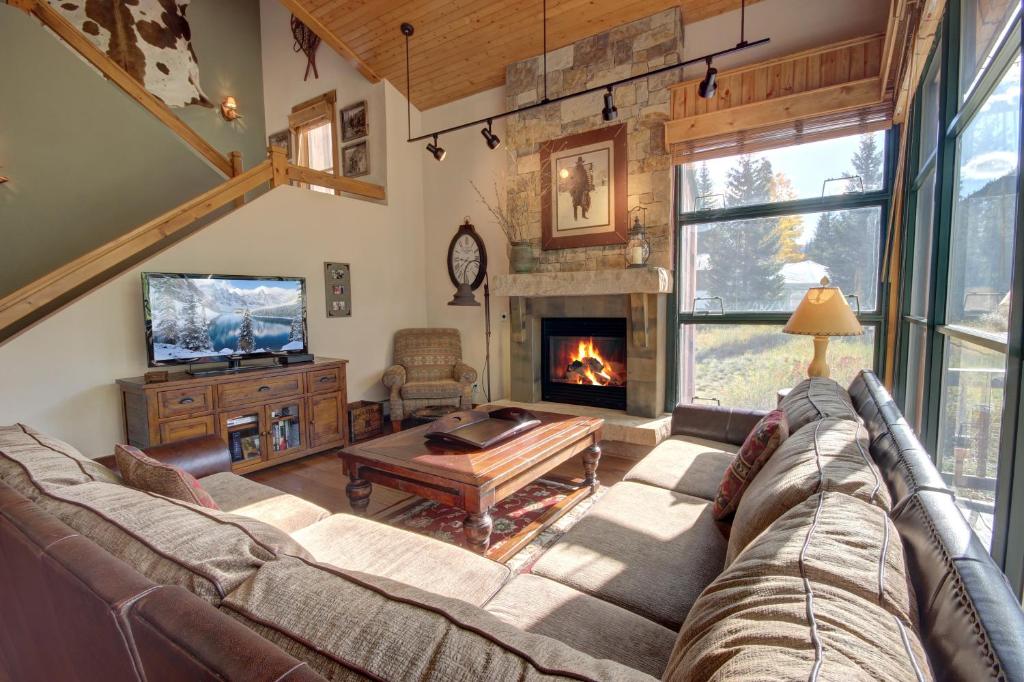 - un salon avec un canapé et une cheminée dans l'établissement Ski Tip Ranch 8739, à Keystone