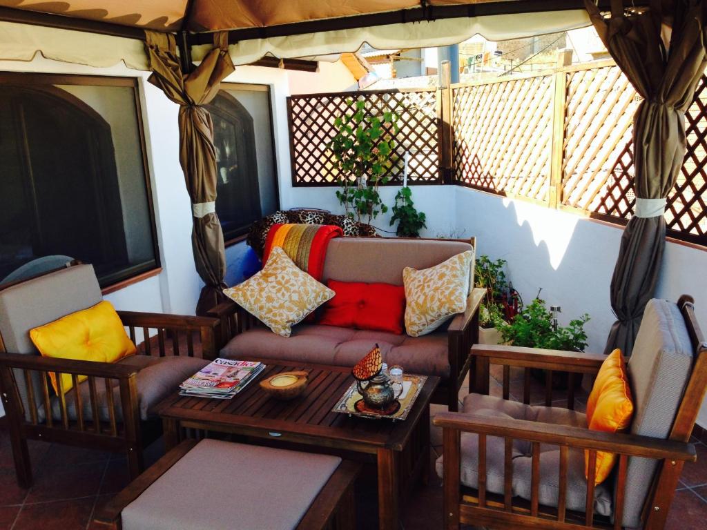 - une terrasse couverte avec un canapé et une table dans l'établissement Encanto de Aragón, à Torres de Albarracín
