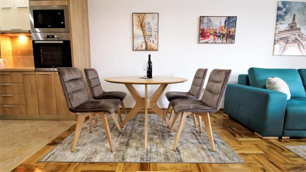 ein Wohnzimmer mit einem Tisch und zwei Stühlen in der Unterkunft Aleksa Lux apartment Budva in Budva