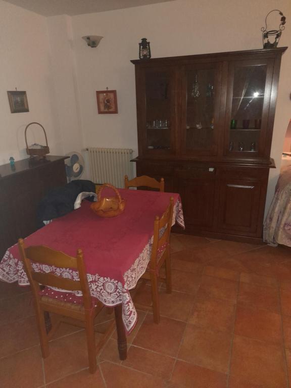 Pokój ze stołem z czerwoną tkaniną w obiekcie Casa vacanza, Vacanties Domina w mieście Fondi