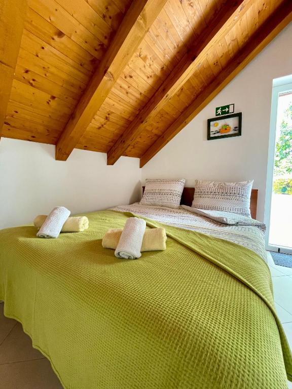 Rúm í herbergi á Guesthouse Kresic