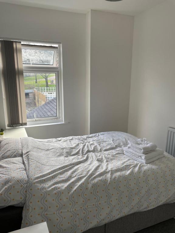 เตียงในห้องที่ Modern House In Stoke on Trent