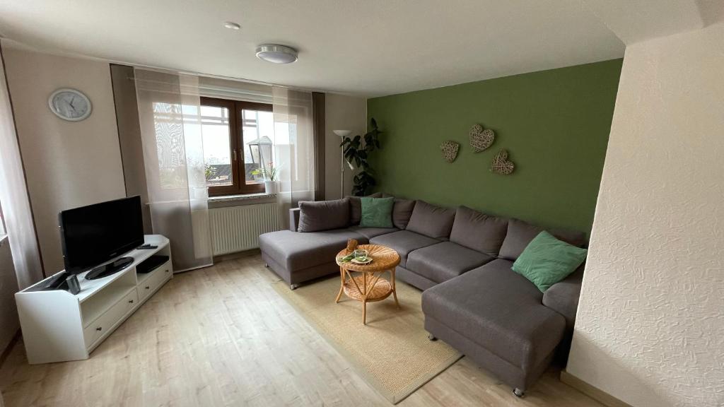 sala de estar con sofá y TV en Ferienwohnung Schwarze, en Duderstadt