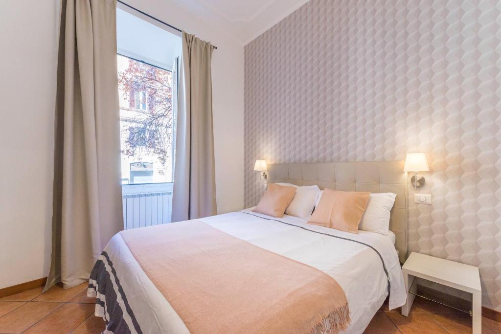 a bedroom with a large bed and a window at I Mulini A Vento in Rome