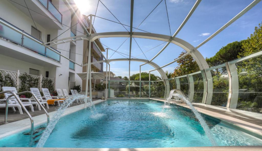 uma piscina com uma fonte de água numa casa em Hotel Boemia em Riccione