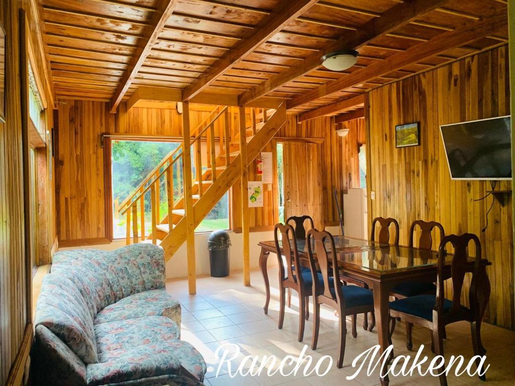 sala de estar con sofá y mesa en Rancho Makena en Monteverde