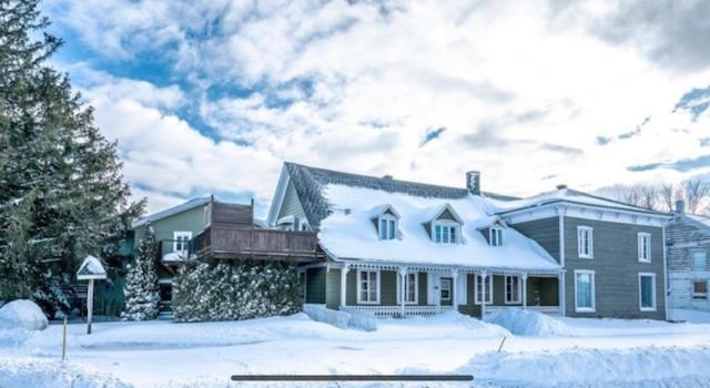 una casa grande con nieve en el techo en Le saint Louis, en Lotbinière