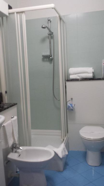 un bagno con doccia e WC di Hotel Residence Le Terrazze a Portovenere