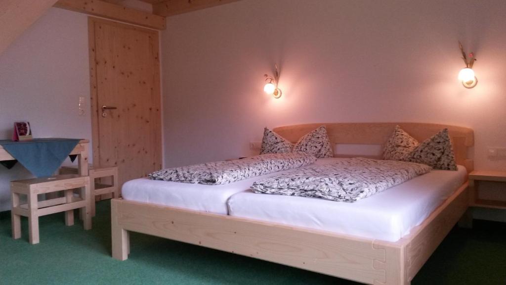 Postel nebo postele na pokoji v ubytování Pension Biobauernhof Hinteraltensberg
