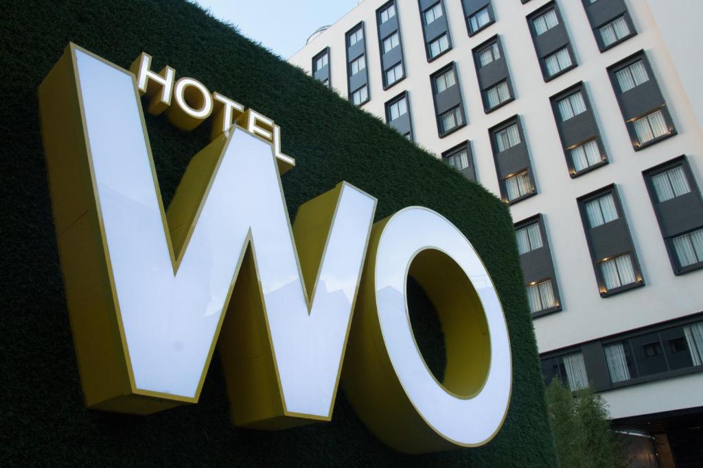 高雄的住宿－WO Hotel，大楼前的酒店标志