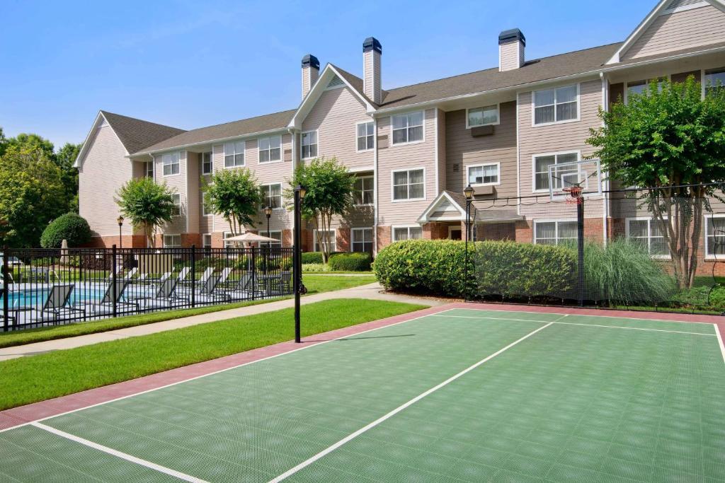 un campo da tennis di fronte a un edificio di Sonesta ES Suites Atlanta Alpharetta North Point Mall ad Alpharetta