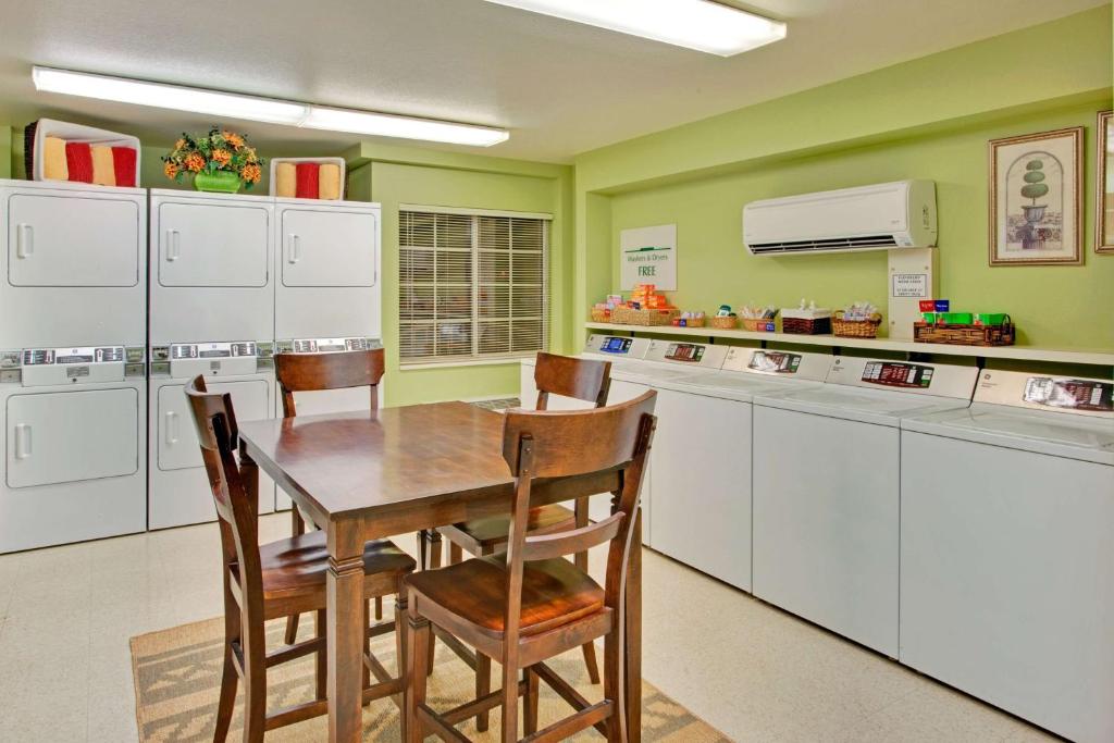 Kuchyň nebo kuchyňský kout v ubytování Sonesta Simply Suites Phoenix Tempe