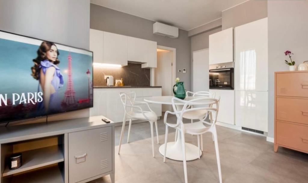 a living room with a tv and a table and chairs at Domus Pyrus Apartments in Pero