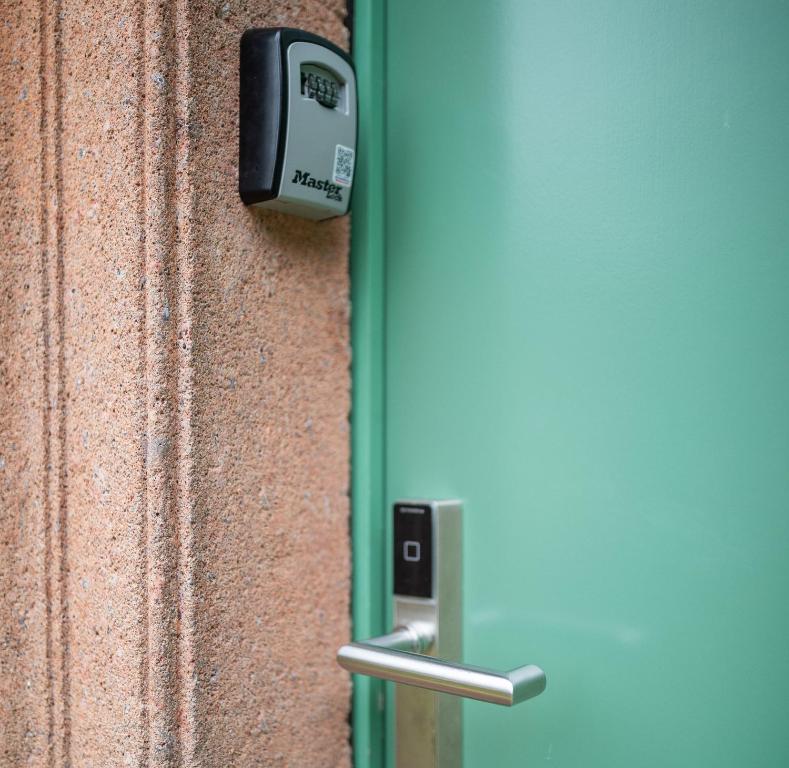 ein Schloss an einer Tür mit einer Sicherheitskamera in der Unterkunft Kavaliershaus Krumke - Gästehaus im Schlosspark - mit Schlüsselbox, ohne TV in Krumke
