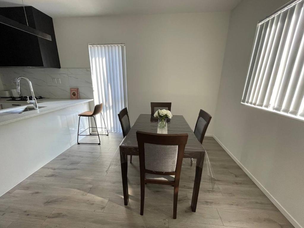 4 bedroom home fully furnished in Papakura, Auckland - Resim 9