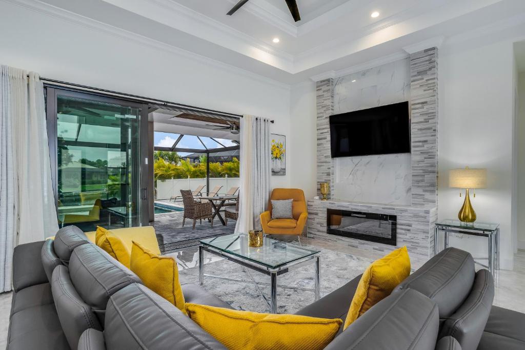 ein Wohnzimmer mit Couch und Kamin in der Unterkunft Oasis Haven in Cape Coral