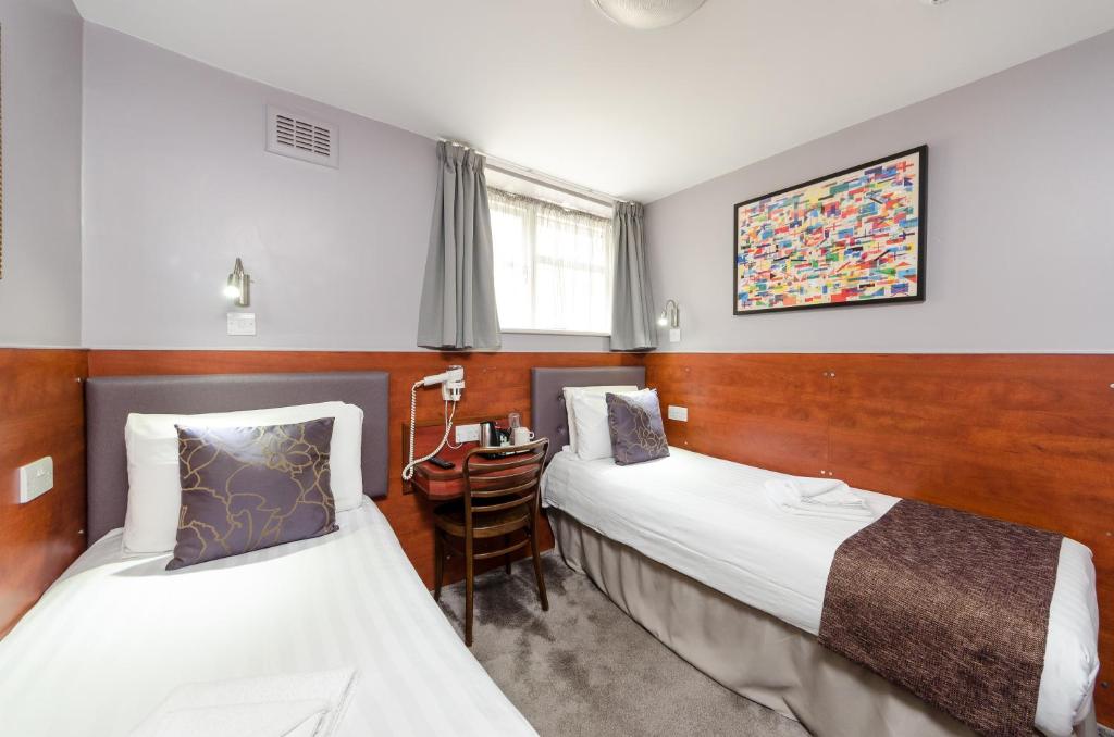 Postel nebo postele na pokoji v ubytování Wardonia Hotel Kings Cross