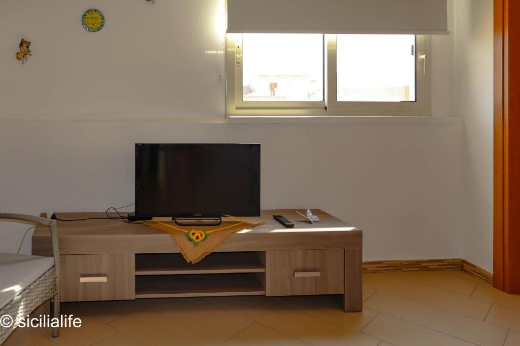 Televízia a/alebo spoločenská miestnosť v ubytovaní Terrazza Solemar