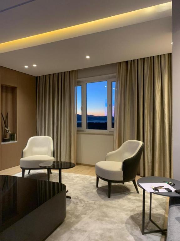 منطقة جلوس في Luxury Lake View Duplex with Indoor Fireplace