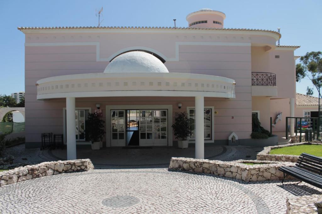 a building with a dome on top of it at Apartment Vila Rosa in Portimão