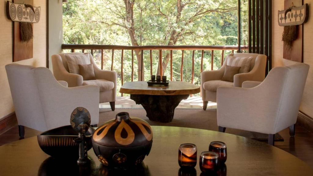 Een zitgedeelte bij Four Seasons Safari Lodge Serengeti
