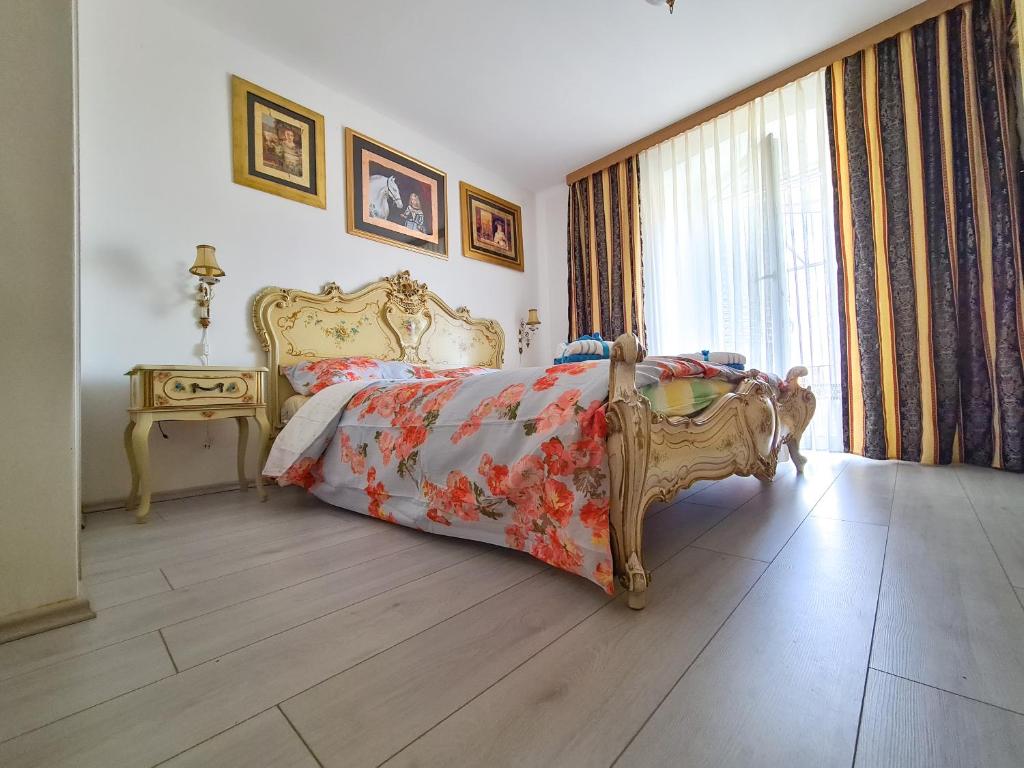 een slaapkamer met een bed, een tafel en een raam bij Kaya house in Nerežišće