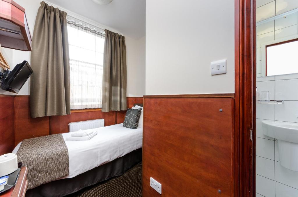 Postel nebo postele na pokoji v ubytování Wardonia Hotel Kings Cross