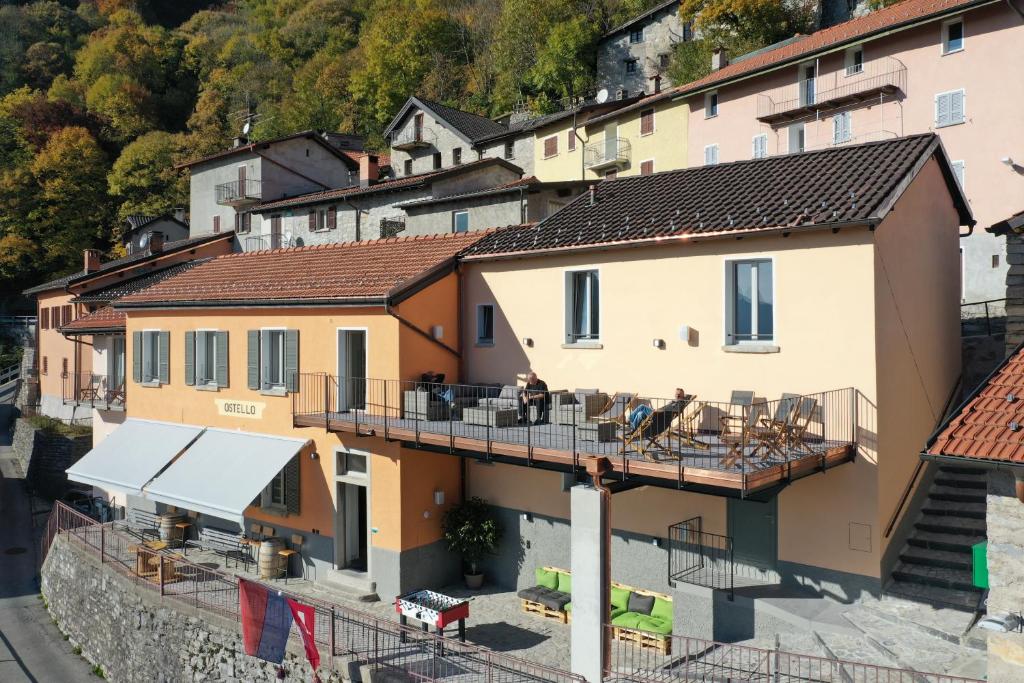 vista su una casa con balcone di Ostello Scudellate by Stay Generous a Scudellate