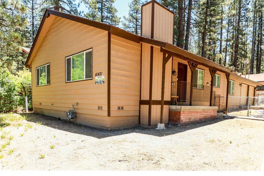une maison en construction dans les bois dans l'établissement Bohemia Big Bear-1926 by Big Bear Vacations, à Big Bear Lake