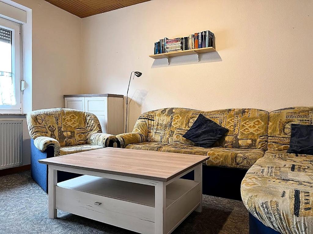 een woonkamer met een bank en een salontafel bij Haus Waldluft Whg. Birke in Cuxhaven