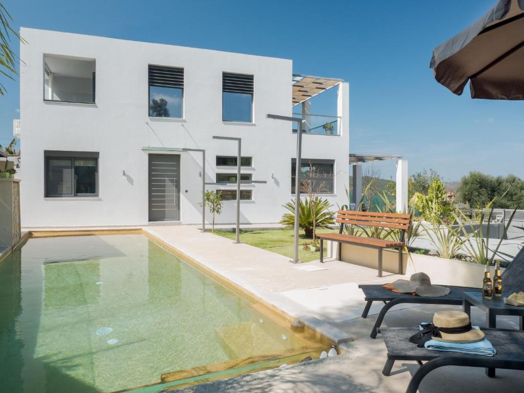 uma villa com uma piscina e uma casa em Villa Alyona em Skinés