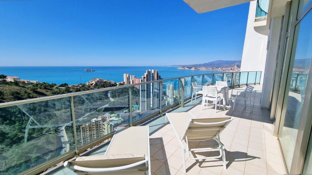 Un balcón con sillas y vistas al océano. en Breathtaking sea views apartment with private terrace 146 en Benidorm