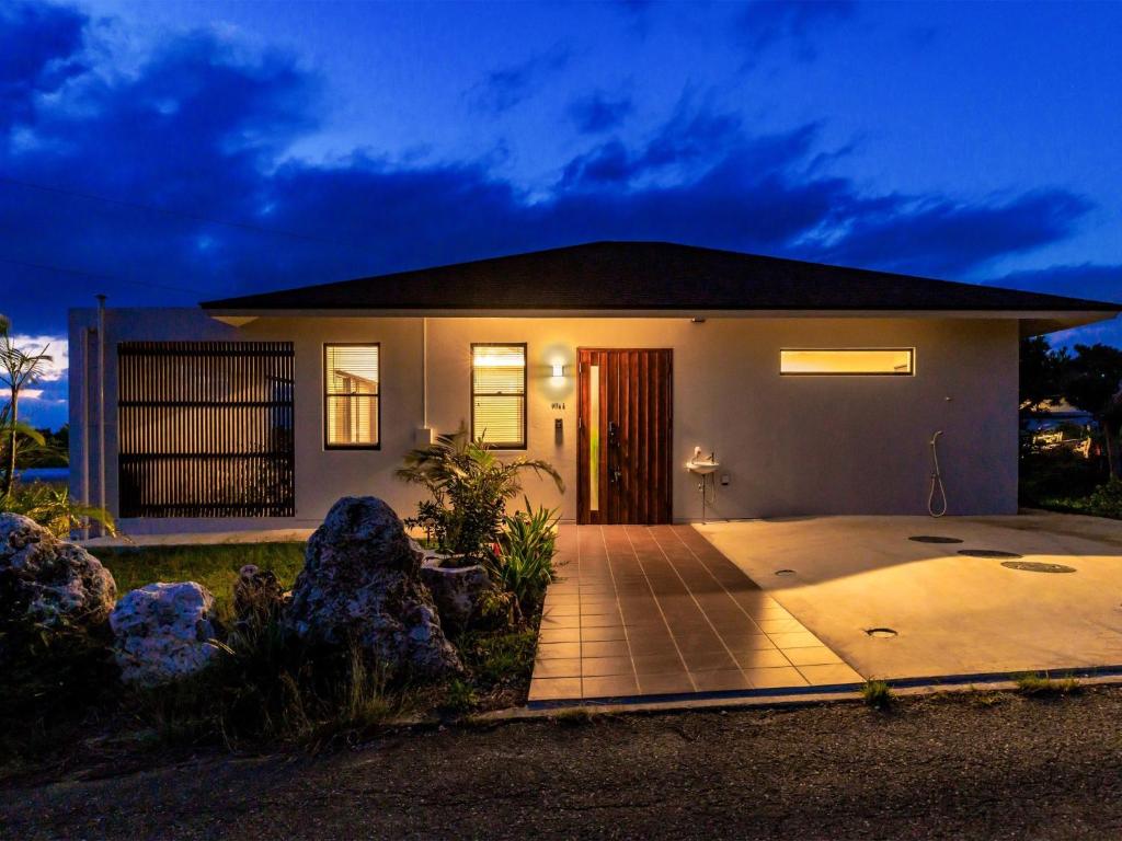 une maison avec une allée en face de celle-ci la nuit dans l'établissement Grace Villa Miyakojima - Vacation STAY 60494v, à Uechi