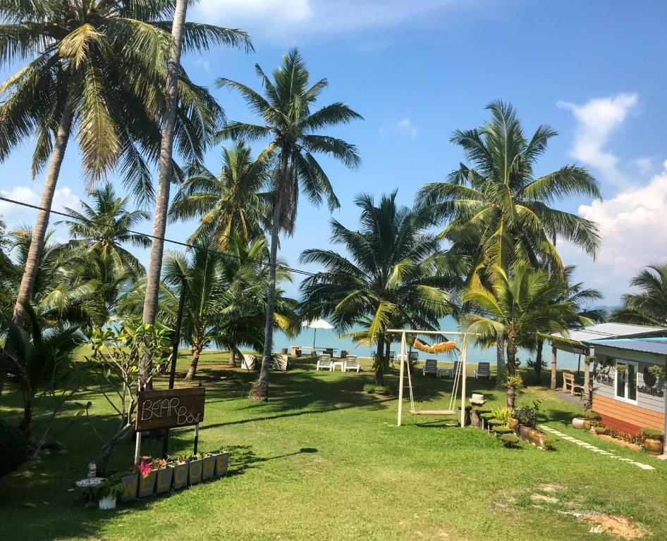 ヤオヤイ島にあるKoh Yao Yai Sea Breeze House เกาะยาวใหญ่ซีบรีซเฮ้าส์のヤシの木が植わるリゾートの敷地を望めます。