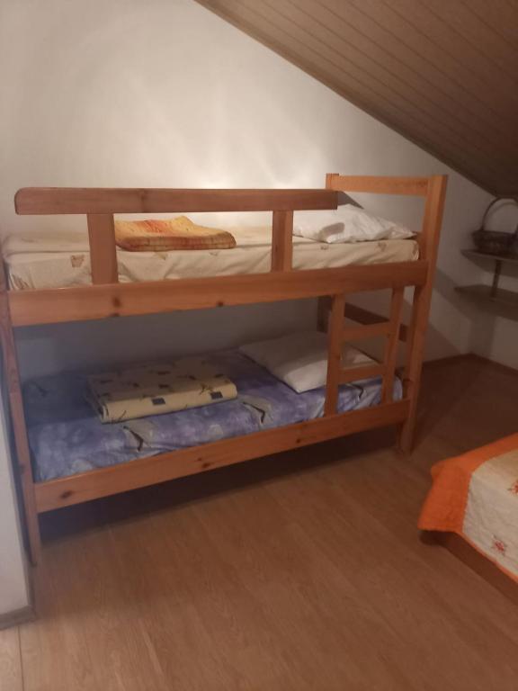 Palanda nebo palandy na pokoji v ubytování Apartmani Branka