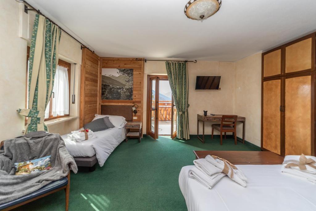 Postel nebo postele na pokoji v ubytování Hotel Gran Baita
